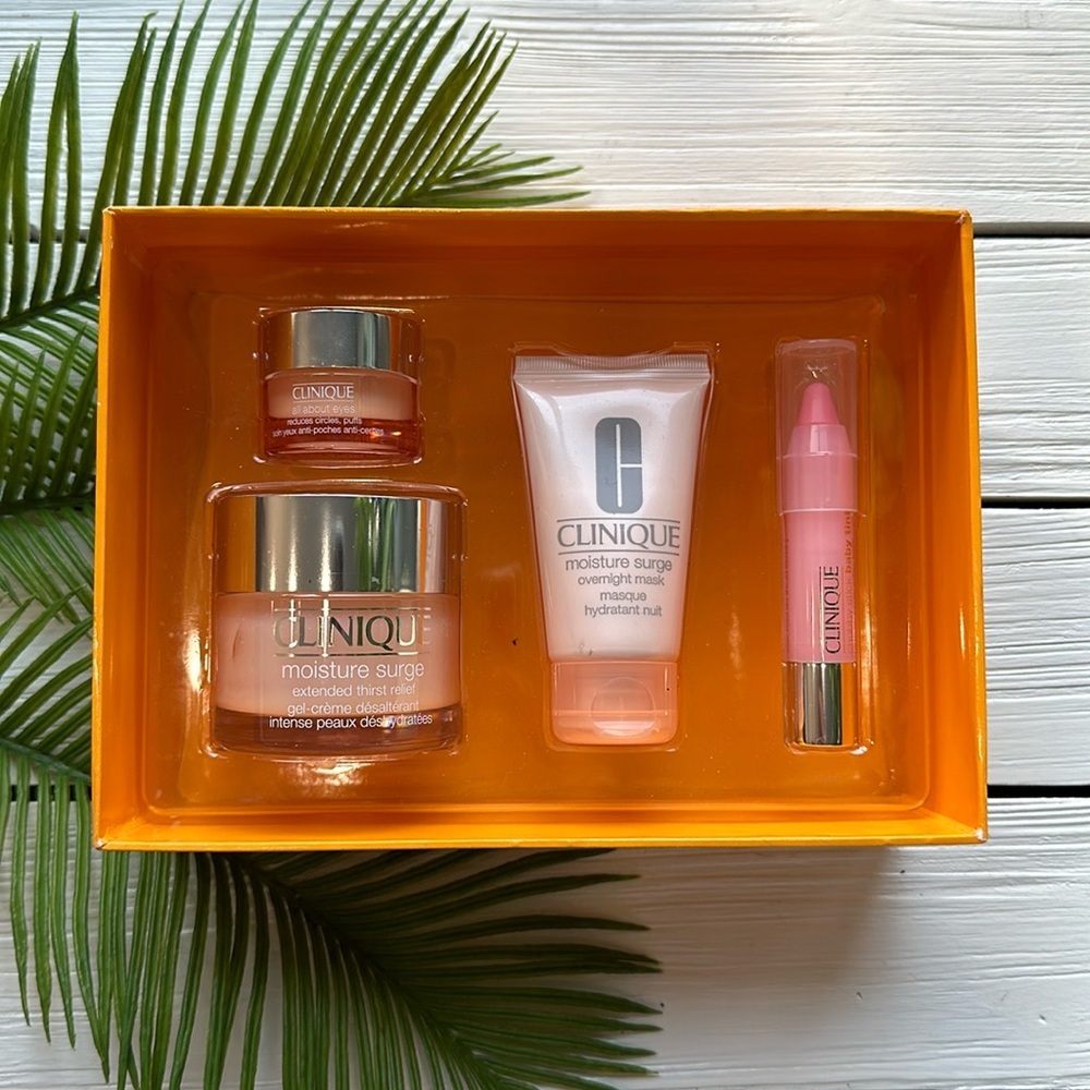 Clinique Moisture Faves Gift Set with Chubby Stick Baby Tint Budding Blossom